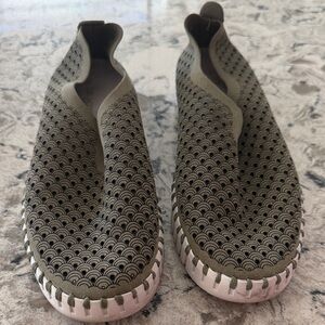 Chic Olive Patterned Women's Flats